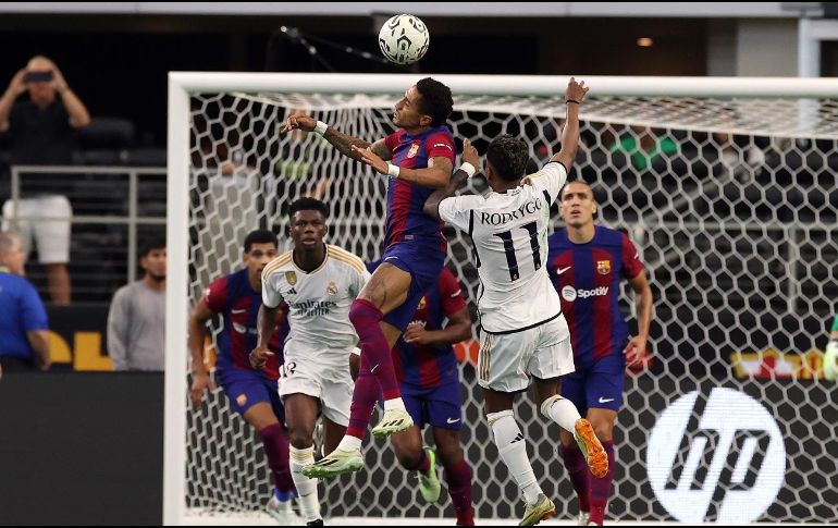 Fue de todo, menos un partido amistoso el clásico español. EFE