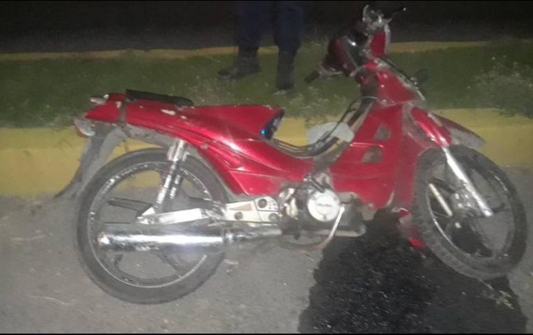 La conductora de la moto se estrelló con una unidad de transporte público. ESPECIAL