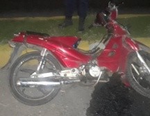 La conductora de la moto se estrelló con una unidad de transporte público. ESPECIAL