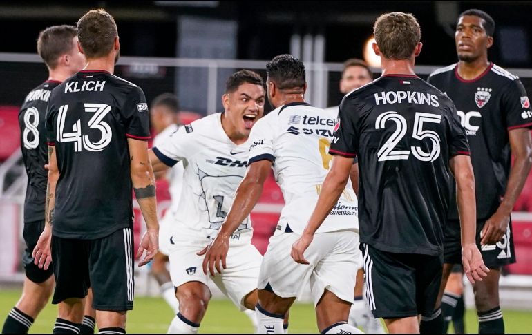 Jesús Rivas (izquierda)  y  Nathan Silva, de Pumas, festejan el segundo tanto de los universitarios en Washington. AP/A. Brandon
