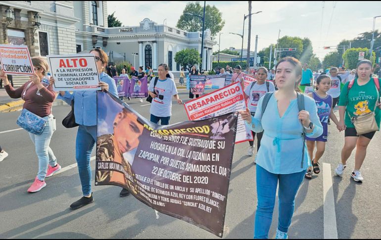 Un centenar de personas protestó desde la glorieta de los Niños Héroes rumbo al palacio de Gobierno de Jalisco. EL INFORMADOR/M. Hernández
