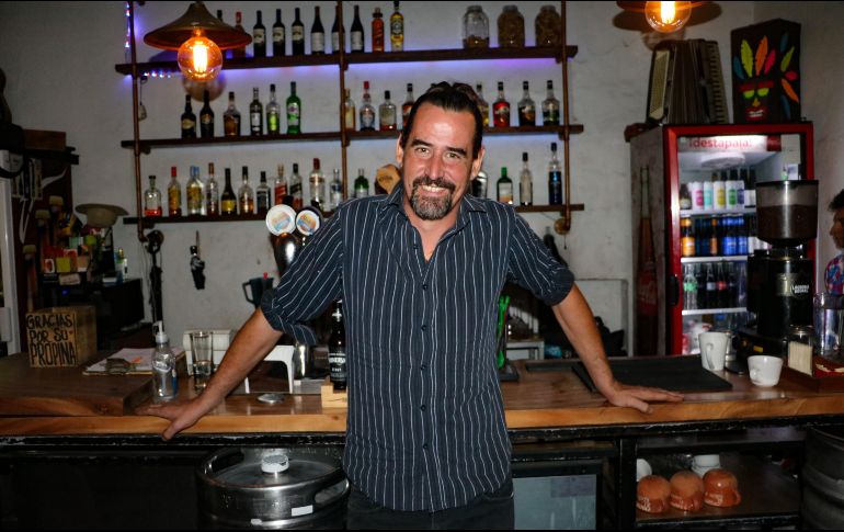 Charles Pinet posa desde la barra del Centro Cultural Breton. EL INFORMADOR/A. Navarro