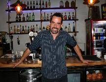 Charles Pinet posa desde la barra del Centro Cultural Breton. EL INFORMADOR/A. Navarro