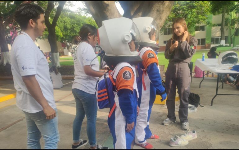 En total participaron 200 menores entre 6 y 18 años de edad, quienes aprendieron sobre los efectos de la gravedad cero en el organismo, la estructura del traje de astronauta, la supervivencia en el espacio y cómo se comunican los investigadores. EL INFORMADOR / H. Escamilla
