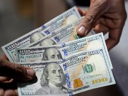 El peso mexicano se ubica en los mercados internacionales alrededor de los 16.70 pesos por dólar. AP/ ARCHIVO