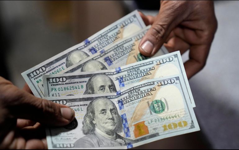 El peso mexicano se ubica en los mercados internacionales alrededor de los 16.70 pesos por dólar. AP/ ARCHIVO