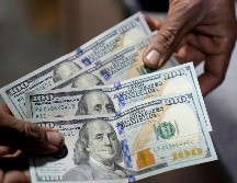 El peso mexicano se ubica en los mercados internacionales alrededor de los 16.70 pesos por dólar. AP/ ARCHIVO