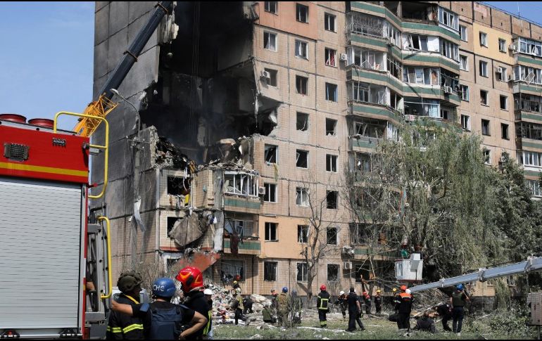 Uno de los misiles destruyó parte de un edificio de apartamentos. AP