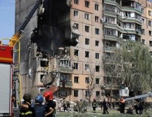 Uno de los misiles destruyó parte de un edificio de apartamentos. AP
