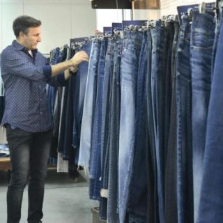 Estos pantalones de mezclilla cuestan 5 veces menos que los Levi’s y son mejores, según Profeco