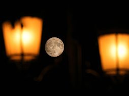 La superluna del esturión sobre Logroño, España. En México se podrá apreciar a partir de esta noche. EFE/R. Manzanares