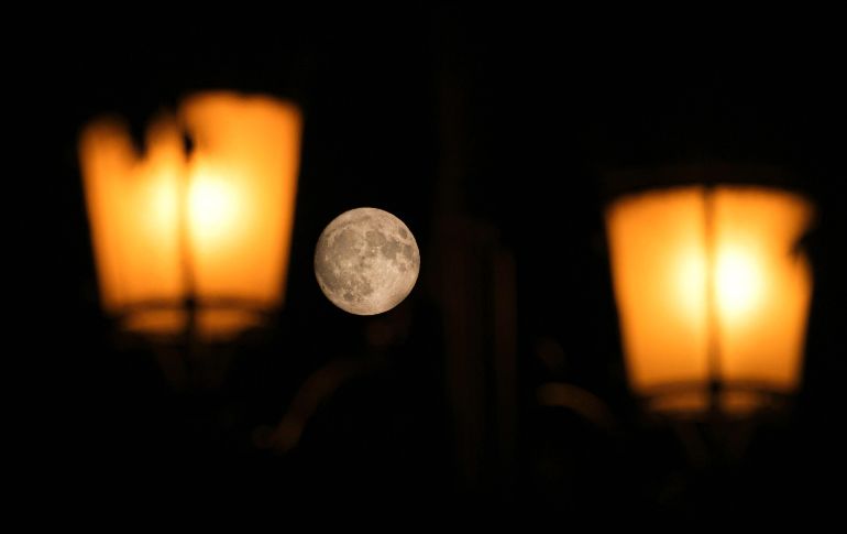 La superluna del esturión sobre Logroño, España. En México se podrá apreciar a partir de esta noche. EFE/R. Manzanares