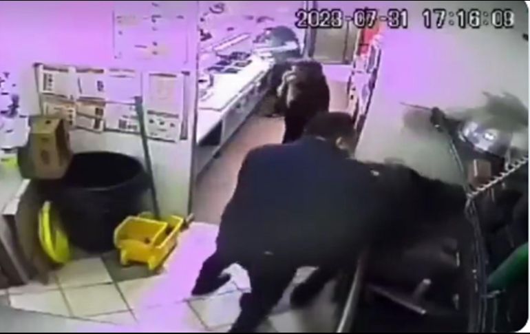 Un video, que se volvió viral en redes sociales, muestra la brutal golpiza que propinó un hombre, identificado como Fernando Medina, a un empleado menor de edad. ESPECIAL