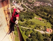 El accidente ocurrió después de que se quedara atrapado fuera del ático mientras practicaba un deporte extremo en el edificio. INSTAGRAM/@remnigma