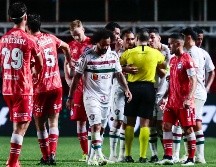 Tras ocasionarle la lesión a su compañero y luego de ser expulsado, Marcelo salió entre lágrimas de la cancha.  AP/Ivan Fernandez