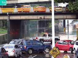 Uno de los puntos  donde el nivel del agua impide la circulación de los automovilistas durante cada temporal es Lázaro Cárdenas y Mariano Otero, debajo de los Arcos del Milenio. EL INFORMAOR/Archivo