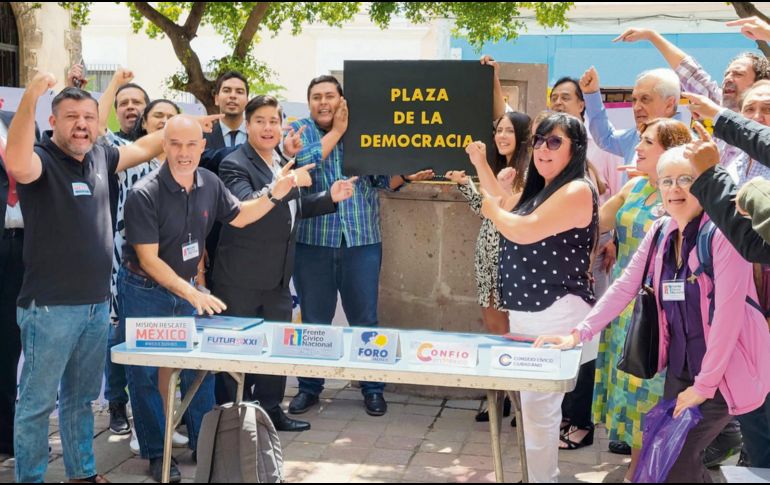 Representantes de la sociedad civil renombraron de forma simbólica a la Plaza de la Reforma como Plaza de la Democracia. EL INFORMADOR/ M. Hernández