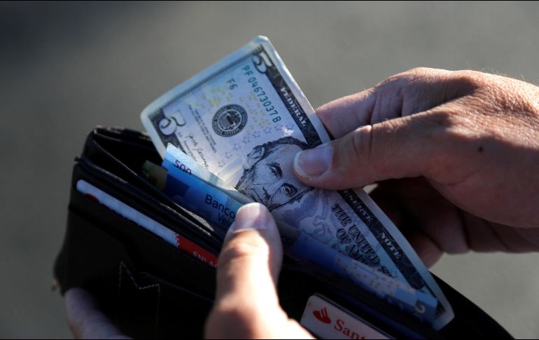 El peso mexicano se ubica en los mercados internacionales alrededor de los 16.89 pesos. EFE/ ARCHIVO