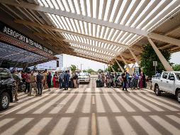 Ciudadanos extranjeros hacían fila hoy ante un aeropuerto en la capital de Níger y esperaban salir del país a bordo de un avión militar francés, mientras un grupo regional seguía negociando su respuesta al golpe militar. AFP / J. Sarago
