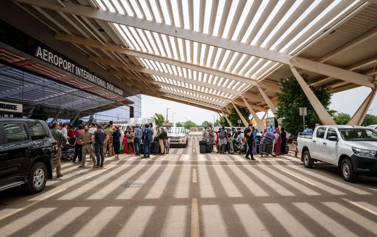 Ciudadanos extranjeros hacían fila hoy ante un aeropuerto en la capital de Níger y esperaban salir del país a bordo de un avión militar francés, mientras un grupo regional seguía negociando su respuesta al golpe militar. AFP / J. Sarago