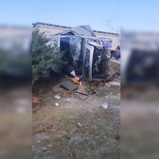 Tren embiste camión de pasajeros en Querétaro; reportan varios muertos