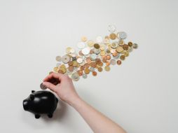 Puedes conocer en qué AFORE te encuentras en tres distintas maneras, desde una aplicación, el portal web o por teléfono./ Unplash.