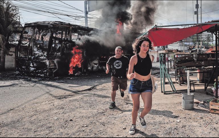 Algunas personas decidieron correr para alejarse de los actos violentos cometidos por miembros de la delincuencia organizada en Acapulco. EFE