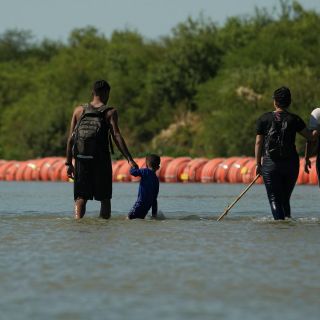 López Obrador tacha de "inhumano" al gobernador de Texas tras dos muertos en el río Bravo