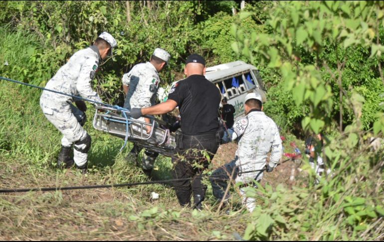 Se informó que continúa cerrado el paso vehicular en ambos carriles, derivado de las maniobras que se realizan para extraer el autobús pasajeros que en el incidente salió de la cinta asfáltica. Facebook / Protección Ciudadana y Bomberos de Nayarit