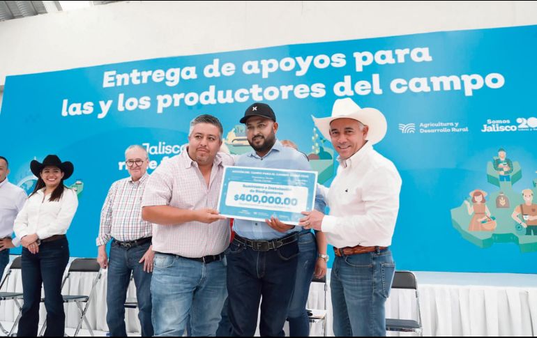 Alberto Esquer (derecha) agradeció el esfuerzo de los productores agrícolas. ESPECIAL