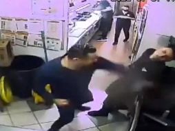 Los litigadores expusieron que fue alrededor de las 15:38 cuando el señalado encolerizado luego de que se le pidió esperar su turno irrumpió hasta donde se encontraba el joven de 15 años al que golpeó con sus manos alrededor de 20 ocasiones. ESPECIAL