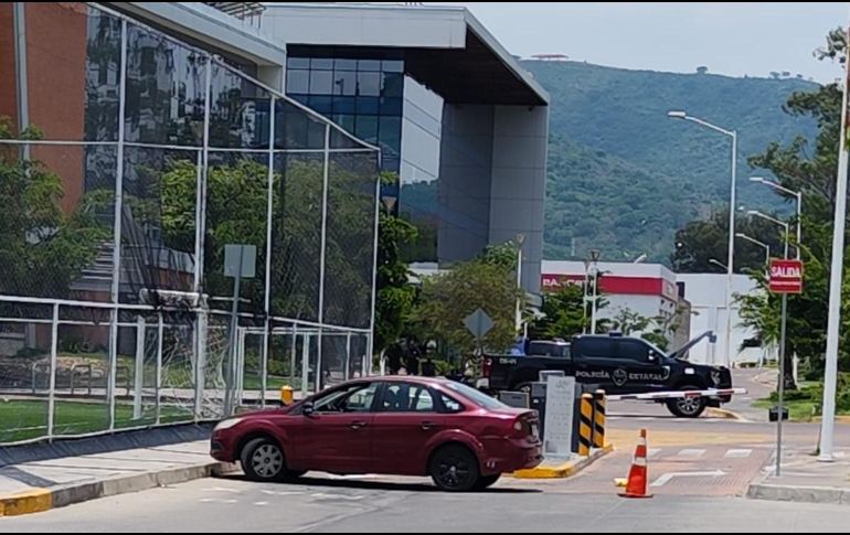 Al interior del vehículo, se avistó lo que parecía ser un artefacto explosivo, por lo que se dio aviso a la autoridad competente. ESPECIAL