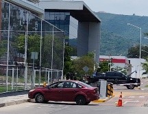 Al interior del vehículo, se avistó lo que parecía ser un artefacto explosivo, por lo que se dio aviso a la autoridad competente. ESPECIAL