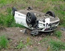 Policías y bomberos auxiliaron a un hombre que sufrió una volcadura en carretera a Morelia, a la altura de Valle de las Flores. CORTESÍA