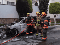 En Zapopan, una camioneta Mercedez Benz 2019 sufrió una falla de motor que terminó en incendio. EL INFORMADOR/ H.Escamilla.