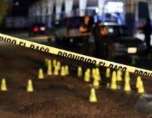 Personal de Servicios Médicos también acudió al lugar y localizaron el cadáver de una persona que estaba envuelta en una cobija y sin identificar la edad o características de la víctima. ESPECIAL