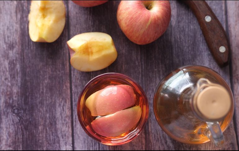 Consulta a tu médico antes de incluir vinagre de manzana en tu dieta. ESPECIAL / UNSPLASH