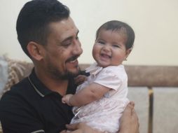 El padre adoptivo de Afraa dice que es igualita a sus otros hijos. AP