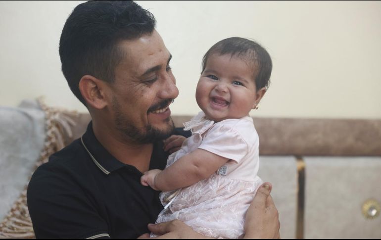 El padre adoptivo de Afraa dice que es igualita a sus otros hijos. AP