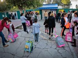 Los niños no deben cargar más del 10 o 15% de su peso. SUN