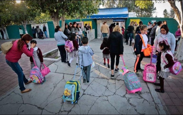 Los niños no deben cargar más del 10 o 15% de su peso. SUN