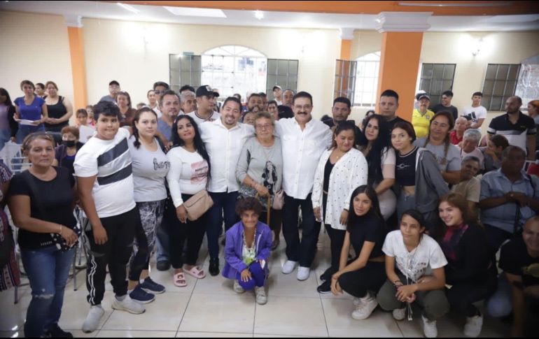 Carlos Lomelí se reunió con simpatizante de Morena en la colonia Flores Magón en Guadalajara. ESPECIAL/Carlos Lomelí