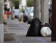El camión recolector capta los desechos en la ciudad, descarga en la central de transferencia y ahí la basura es recogida por camiones de mayor tamaño (góndolas) para llevar los residuos al sitio de disposición final. EL INFORMADOR / H. Figueroa