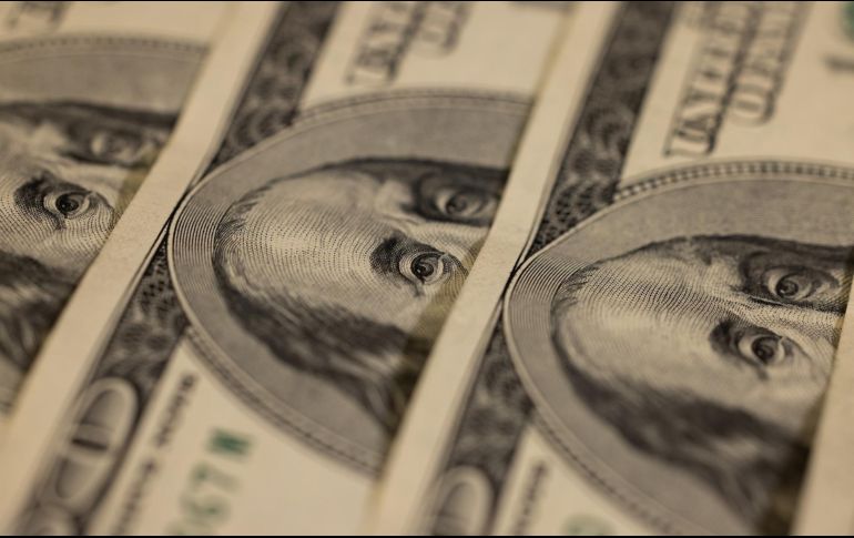 El peso mexicano se ubica en los mercados internacionales alrededor de los 17.08 pesos por dólar al mayoreo. Foto de engin akyurt en Unsplash