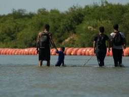 El transporte de migrantes en condiciones de hacinamiento refleja el flujo migratorio, con más de 2.76 millones de personas indocumentadas interceptados por Estados Unidos en la frontera con México durante 2022. AP / ARCHIVO