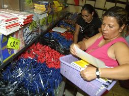 Profeco revela cuáles son las mejores plumas de tinta azul para comprar este regreso a clases. EL INFORMADOR/ ARCHIVO.