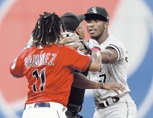 José Ramírez (#11) recibió tres juegos; Tim Anderson (derecha) será baja por seis duelos. AFP/R. Schwane