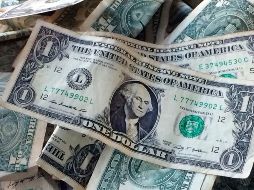 El peso mexicano se ubica en los mercados internacionales alrededor de los 17.24 pesos por dólar. AP/ ARCHIVO