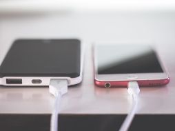 Algunas compañías recomiendan no usar el celular mientras se carga. ESPECIAL/ Foto de Steve Johnson en Unsplash