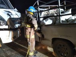 El chofer de la camioneta quedó prensado dentro del vehículo y perdió la vida en el sitio debido al percance. ESPECIAL/Protección Civil